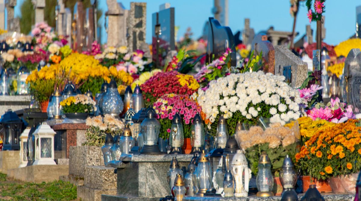 Mandat do 5 tys. zł. Sprawdź, zanim pójdziesz na cmentarz z tym zniczem