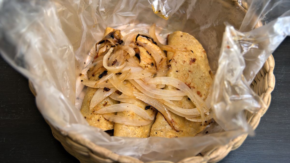 Tacos de canasta (basket tacos) served with fried onions
Simon McGill