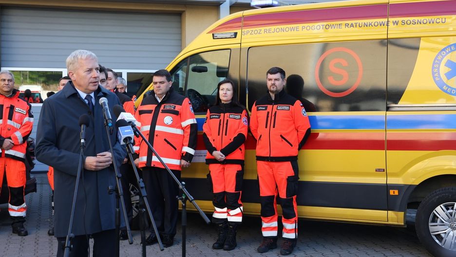 Umowę w siedzibie WPR 20 października podpisali wojewoda śląski Marek Wójcik i marszałek województwa śląskiego Wojciech Saługa. W uroczystości wzięli udział także dyrektor WPR Łukasz Pach, dyrektor RPR Klaudiusz Nadolny i ratownicy medyczni
