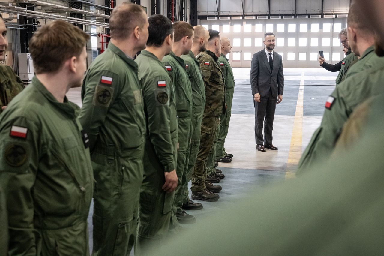 Minister obrony Władysław Kosiniak-Kamysz w bazie lotniczej w Inowrocławiu podczas uroczystości podpisania pakietu umów rozpoczynającego procedurę leasingu śmigłowców uderzeniowych AH-64D APACHE dla Wojska Polskiego