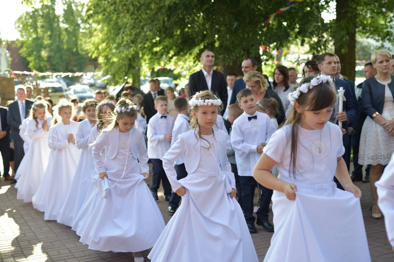 Prezenty dla gości komunijnych. "Nie chcę mieć na lodówce zdjęcia cudzego dziecka"