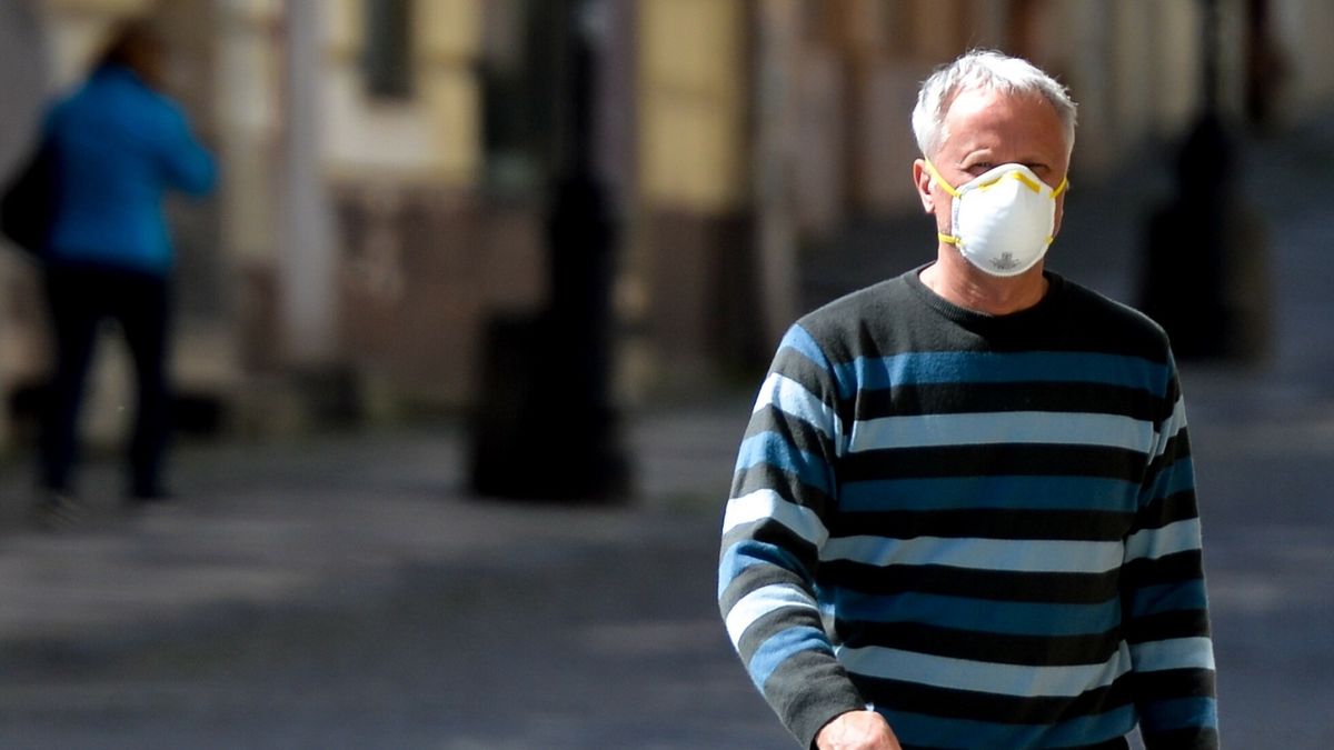 Obowi?zuje nakaz zas?aniania nosa i ustFot. Lukasz Solski/East News, Przemysl 16.04.2020. Epidemia koronawirusa. Mieszkancy miasta w maseczkach ochronnych.LUKASZ SOLSKI