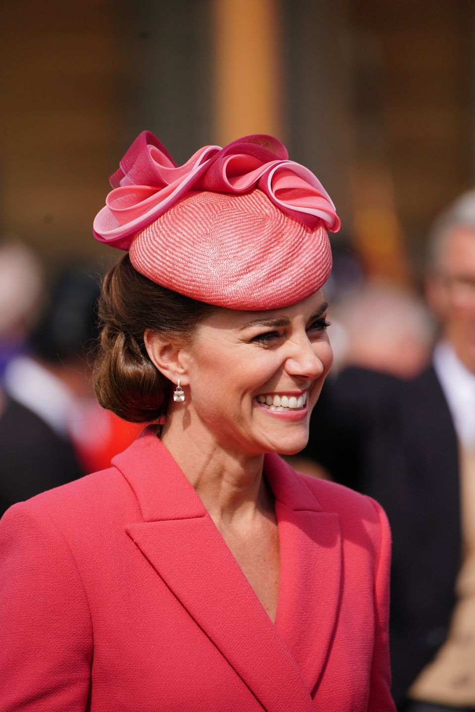 Księżna Kate w koralowej stylizacji na "Queen's Garden Party"