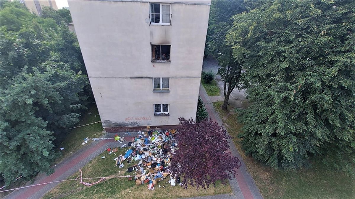 Strażacy podczas akcji ratowniczej wyrzucili z mieszkania wszystkie rzeczy 82-latka. 