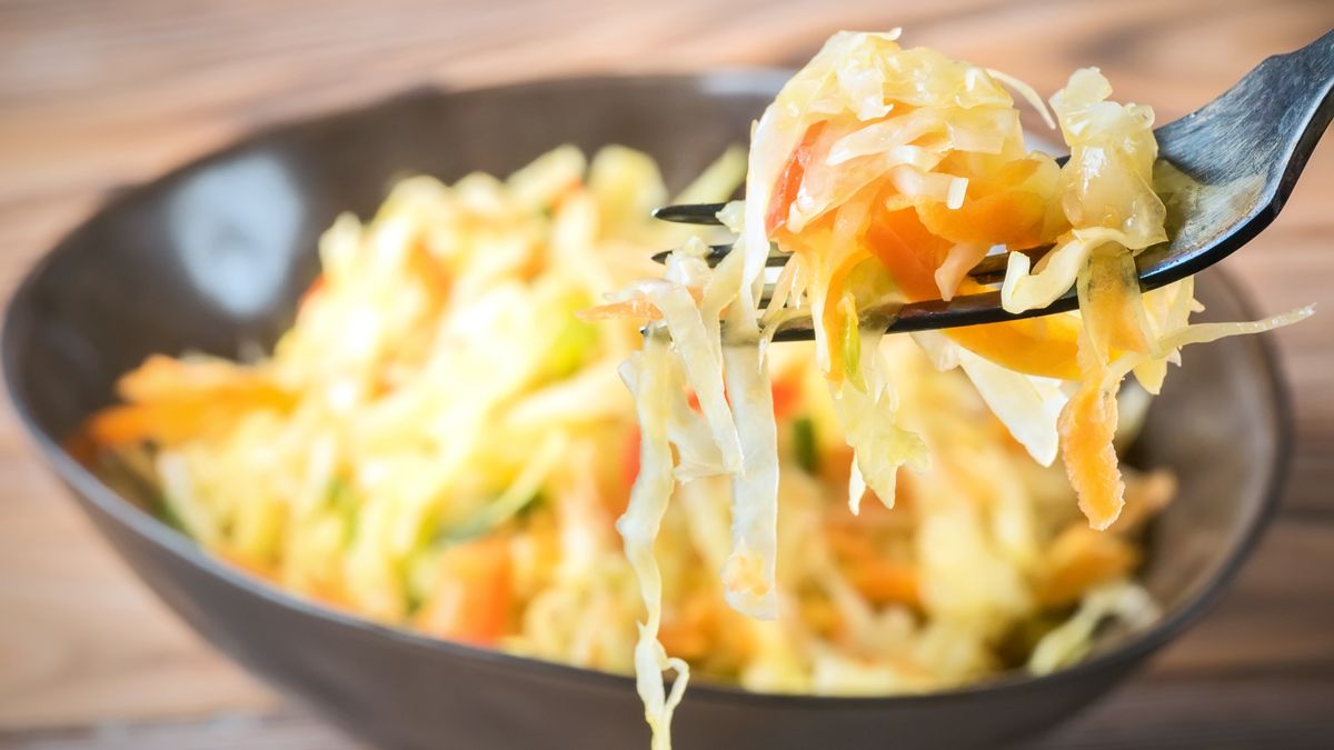 Surówka z kiszonej kapusty