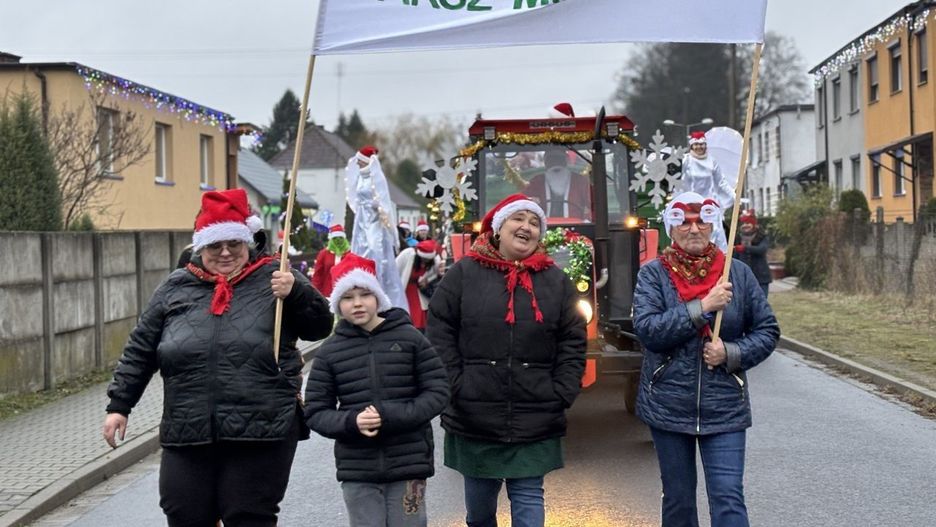 W ubiegłym roku w Bukowcu odbywał się Jarmark Świąteczny, który przyciągał mieszkańców kiermaszem i koncertami. W tym roku tradycja świątecznych spotkań kontynuowana jest w nowej formie - jako Świąteczne Spotkanie z Mieszkańcami połączone z IV Marszem Mikołajów.