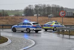 Zablokowana droga wojewódzka po zderzeniu osobówki z autokarem. Są osoby poszkodowane