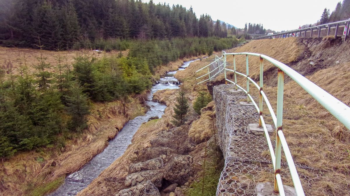 Zniszczona droga ekspresowa S1