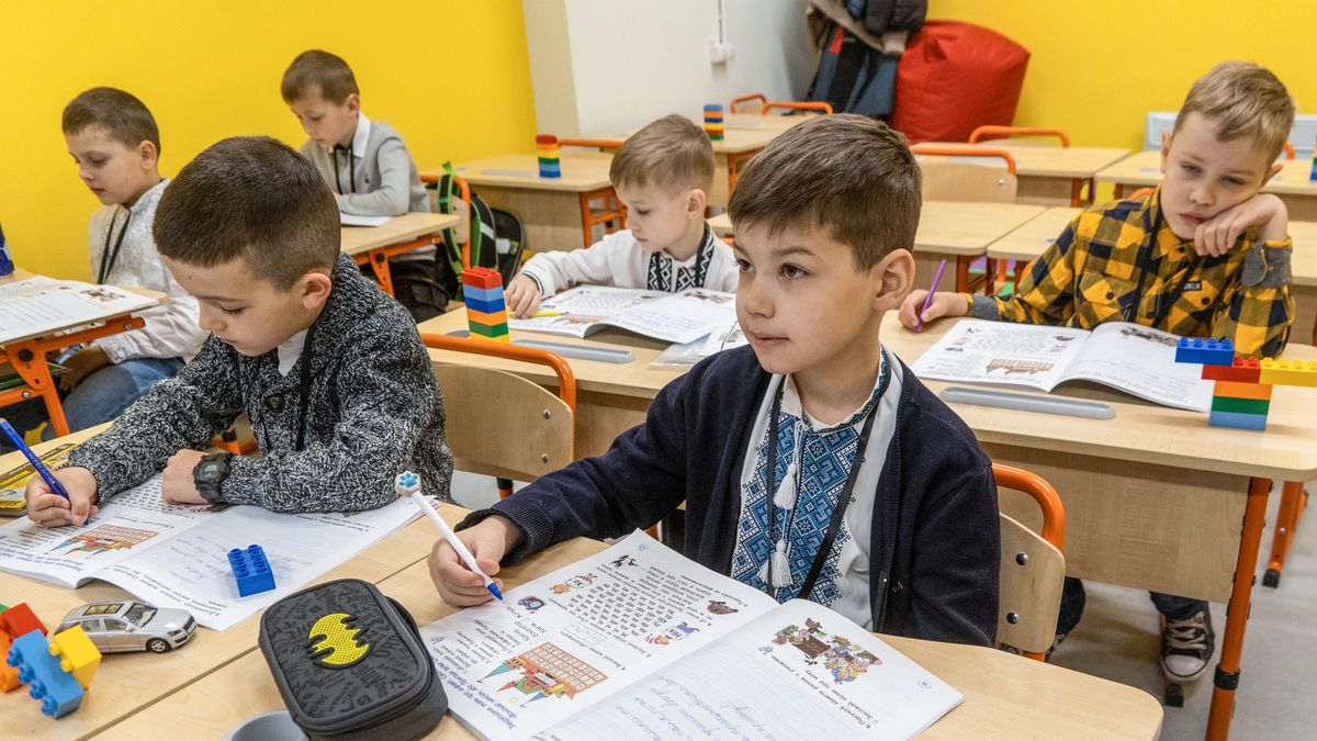 Charków, Ukraina, 17.05.2024. Pierwsza podziemna szkoła na Ukrainie w Charkowie, 17 bm. Ze względu na ciągłe bombardowanie miasta przez wojska rosyjskie, aby zapewnić proces edukacyjny w Charkowie, zaczęto adaptować podziemne pomieszczenia w charkowskim metrze na szkoły. Ale to nie wystarczyło i władze miasta zbudowały pełnoprawną podziemną szkołę z 20 salami lekcyjnymi, wentylacją i ogrzewaniem. Szkoła ma również miejsce na jedzenie i gry dla dzieci. Trwa inwazja Rosji na Ukrainę. (ad) PAP/Mykola Kalyeniak