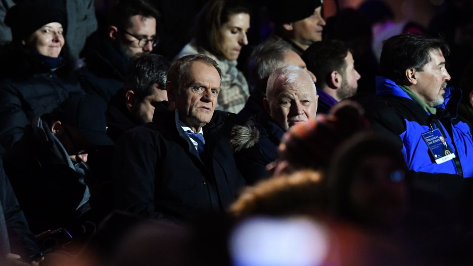 Warszawa, 21.02.2023. Pierwszy dzień oficjalnej wizyty prezydenta USA Joe Bidena w Warszawie, 21 bm. Przewodniczący PO DOnald Tusk (L) i były premier Jan Krzysztof Bielecki (C) oczekują na przemówienie prezydenta USA Joe Bidena w Arkadach Kubickiego w ogrodach Zamku Królewskiego w Warszawie. Prezydent Biden jest z wizytą w Polsce. (mr) PAP/Piotr Nowak