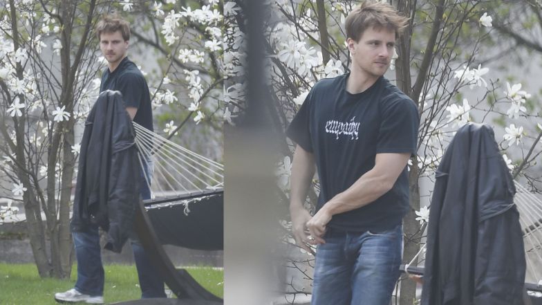 Maciej Musiał i relaks pod magnolią