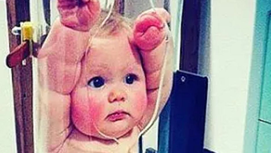 Wkładają dzieci do plastikowej tuby. Nagranie stało się wiralem