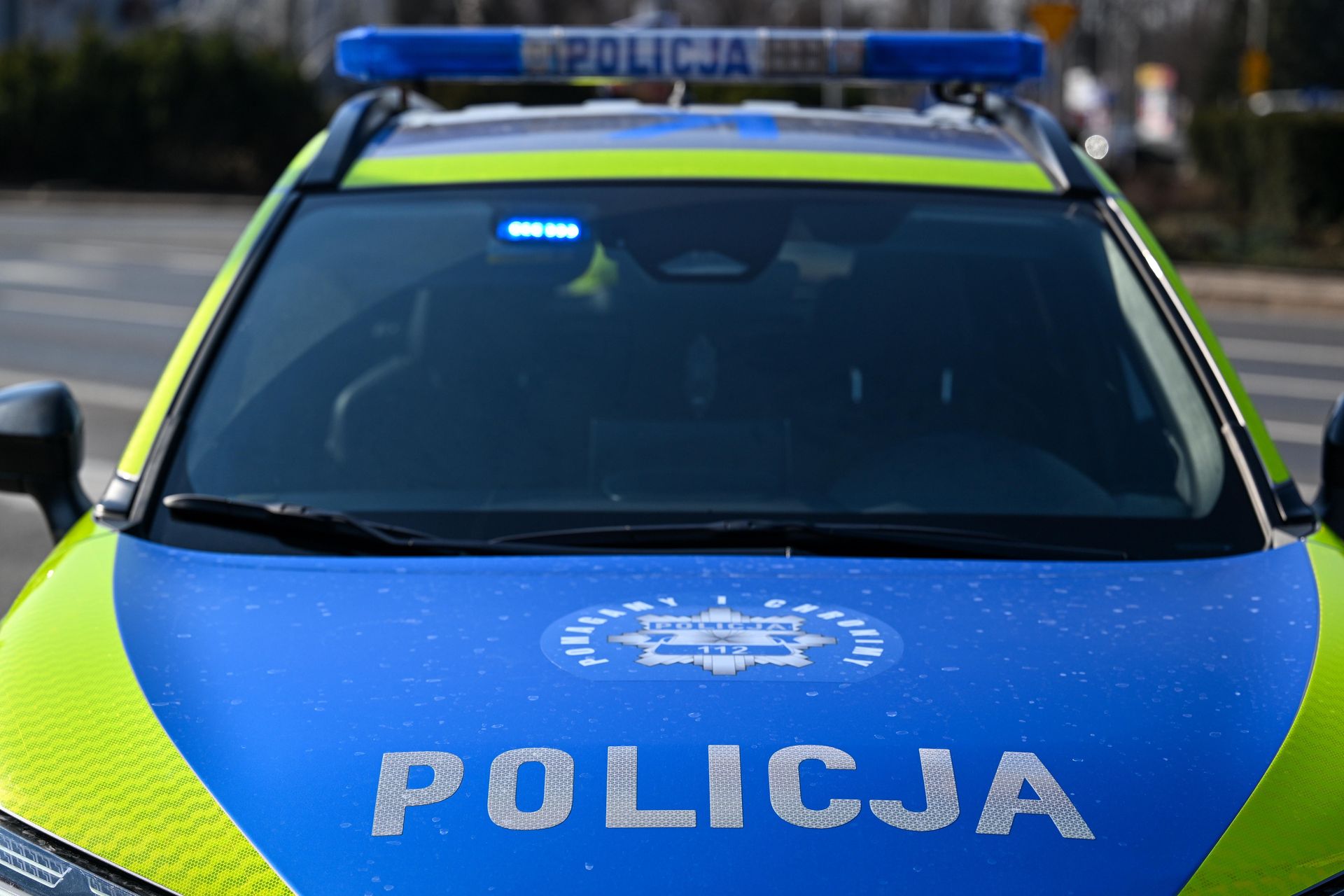 Uderzył w barierki przy przystanku w Warszawie. Kierowca był pijany