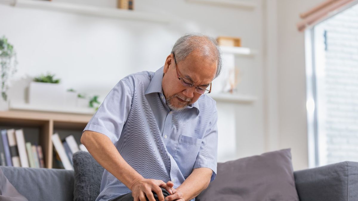 Eozynofilowe zapalenie powięzi może objawiać się bólem stawów, stanem podgorączkowym i osłabieniem.