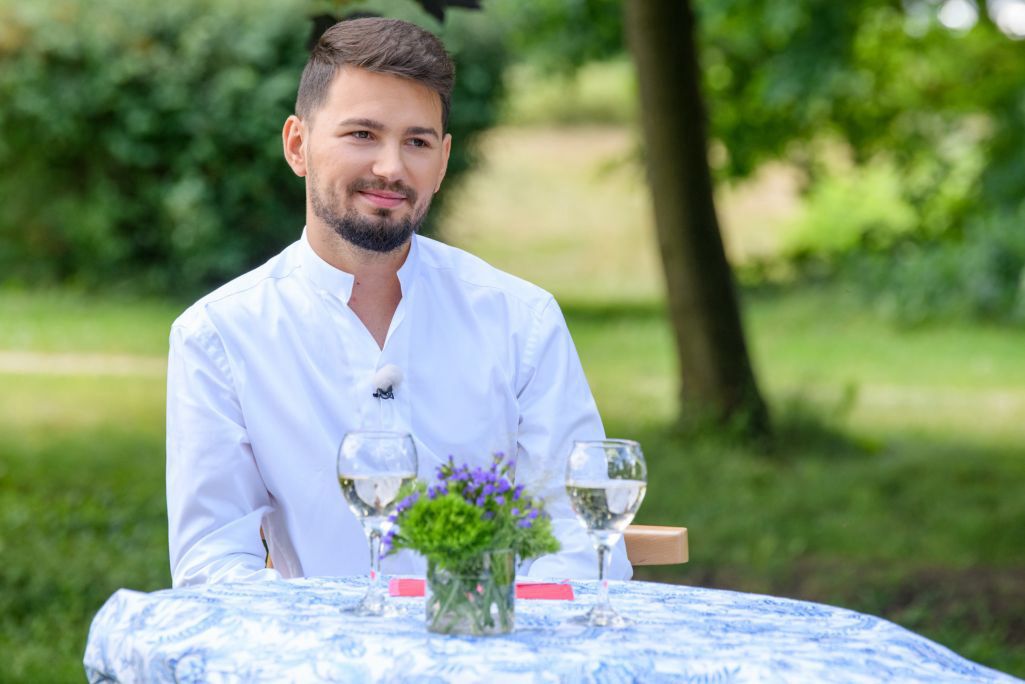 Występował w "Rolnik szuka żony". Został kabareciarzem