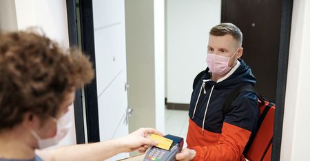 Dark stores zdobywają polski rynek. Kolejna sieć będzie dostarczać zakupy