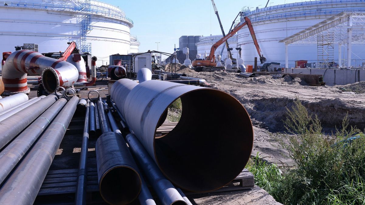 Białoruś wstrzymała transport ropy rurociągiem Przyjaźń