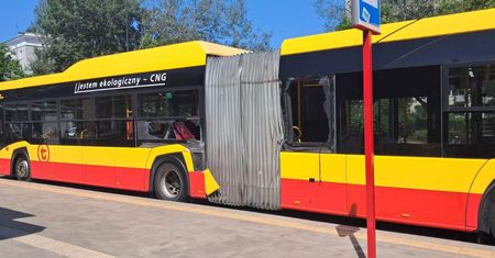 Ciężarówka zderzyła się z autobusem w Warszawie. Nowe informacje z policji