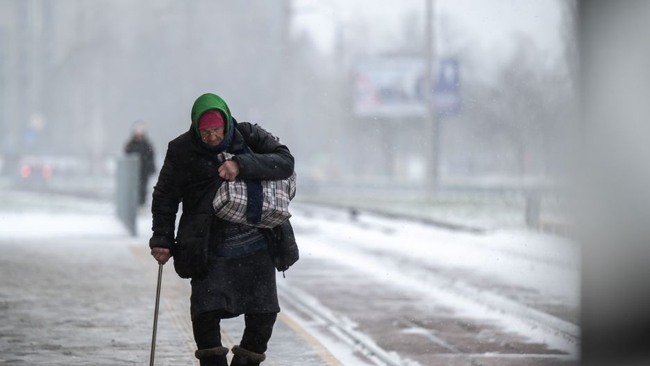 Kijów, Ukraina, 27.11.2023. Antycyklon z silnym wiatrem i opadami śniegu w Kijowie, 27 bm. Od 24 godzin na Ukrainie szaleje burza śnieżna. (ad) PAP/Viacheslav Ratynskyi