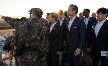 Prowokacja Korei Północnej podczas wizyty Hegsetha na granicy