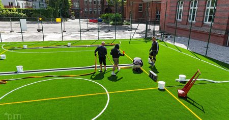 Nowoczesne boisko dla młodych sportowców. Inwestycja na Jeżycach ma zakończyć się przed nowym rokiem szkolnym