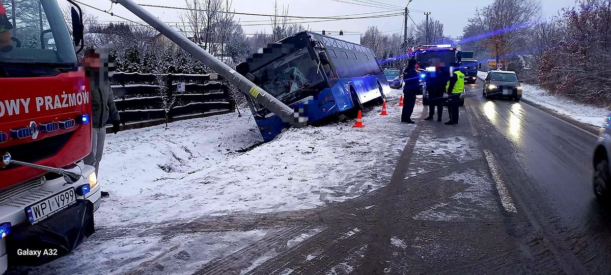 Autobus miejski uderzył w słup. Kierowca uniknął zderzenia