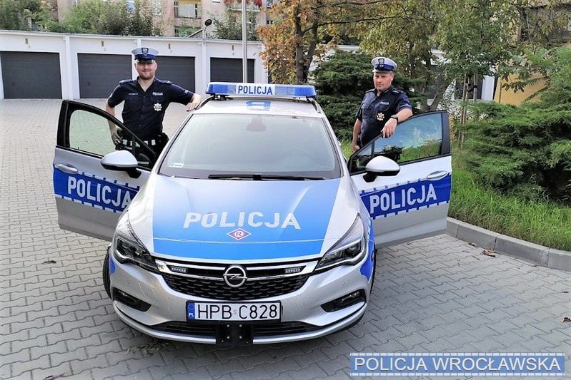 Wrocław. Tonąca kobieta wyciągnięta z Odry. Policjanci bez namysłu wskoczyli do rzeki