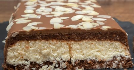 Na weekend zrobię szybkie, a przepyszne ciasto. Ostatnie zniknęło w jeden dzień, bo smakuje jak popularny batonik