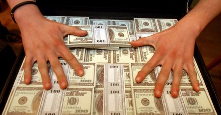 Mazowsze. "Amerykańska żołnierka" obiecywała miłość i milion dolarów. Wyłudziła prawie 14 tys. zł