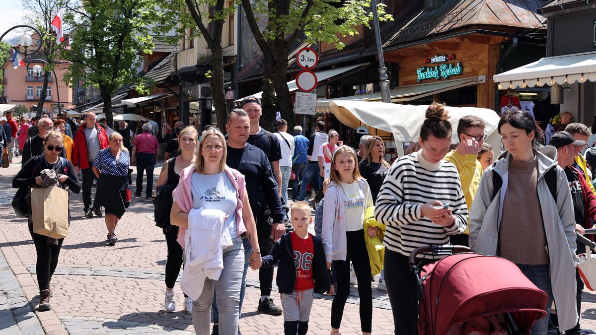 Tłumy turystów na Krupówkach w Zakopanem, górale już liczą zysk