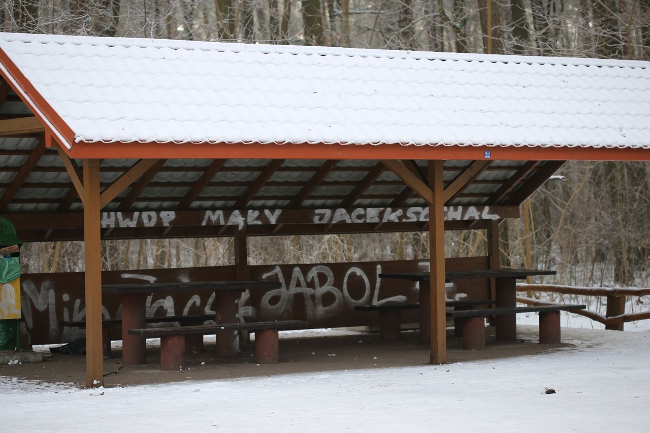 Zdewastowana wiata leśna w Brwilnie. Apel o poszanowanie wspólnego mienia!