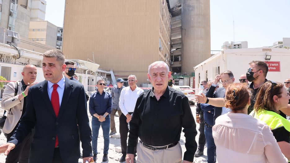Israeli PM Netanyahu visits Soroka hospital following Iranian strike
epaselect epa12185453 Israeli Prime Minister Benjamin Netanyahu visits the Soroka hospital complex, after it was hit by a missile fired from Iran, in Beer Sheva, Israel, 19 June 2025. Israel and Iran have been exchanging fire since Israel launched strikes across Iran on 13 June 2025 as part of Operation 'Rising Lion.'  EPA/MARC ISRAEL SELLEM/POOL 
Dostawca: PAP/EPA.
MARC ISRAEL SELLEM/POOL
epaselect