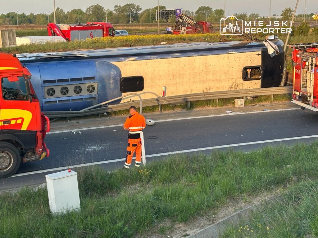 Wypadek na S2 na Ursynowie. Autokar na boku, ciężarówka wbita w wóz strażacki