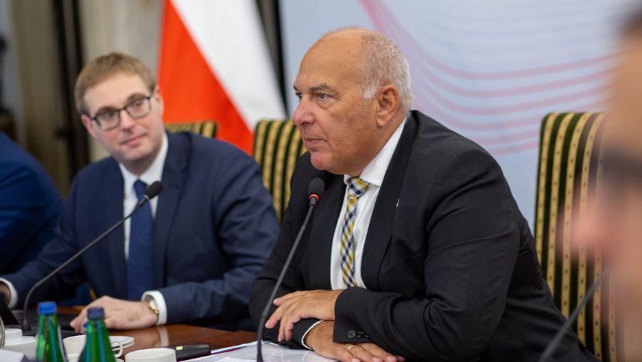 KAS zakupi 32 luksusowe auta. Trwa przetarg 