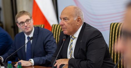 Skarbówka będzie jeździć luksusowymi autami. Przetarg na 32 samochody