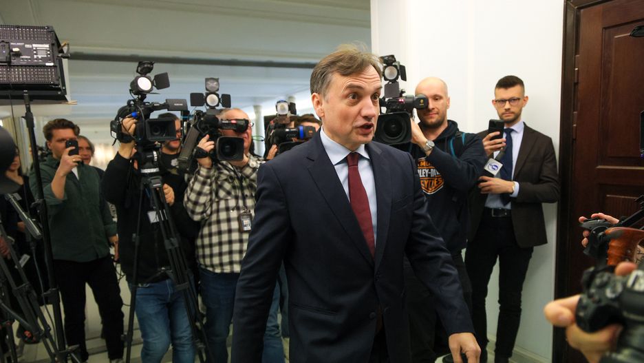 Warszawa, 03.02.2025. Poseł PiS Zbigniew Ziobro (C) w drodze na konferencję prasową w Sejmie w Warszawie, 3 bm. (sko) PAP/Rafał Guz