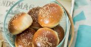Pachną tak, że cała rodzina przybiegnie do kuchni. Takich bułeczek nie kupisz w żadnej piekarni