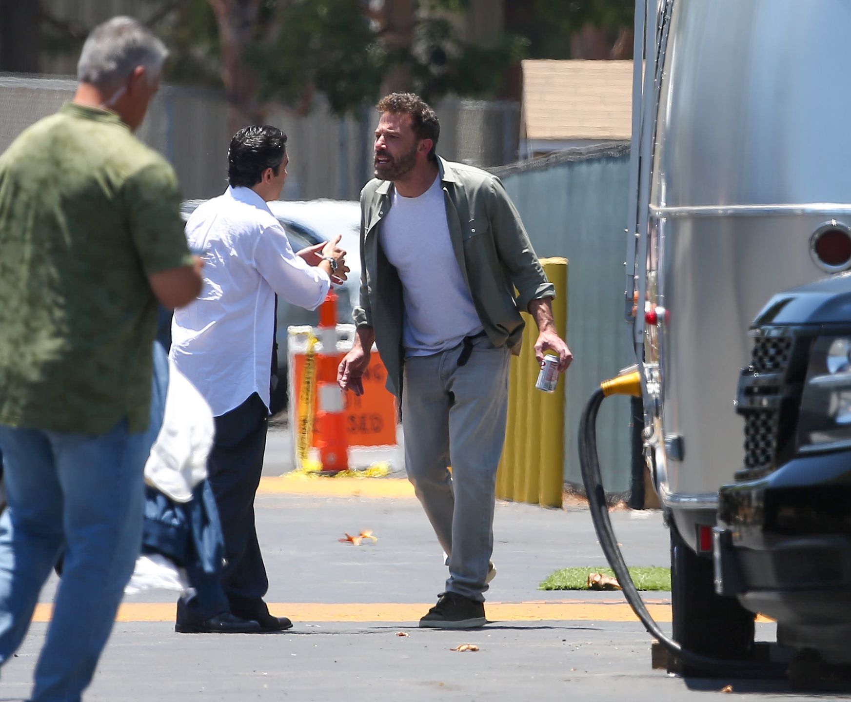 Ben Affleck i Chris Messina na planie filmu pod koniec czerwca 2022 roku