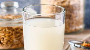 Pij na czczo. Oczyścisz jelita i w końcu będą pracować jak należy