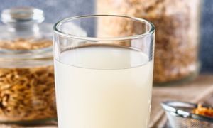 Pij na czczo. Oczyścisz jelita i w końcu będą pracować jak należy