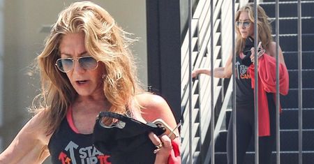 Naturalna i wyraźnie OBOLAŁA Jennifer Aniston wychodzi z zajęć pilatesu. Forma 54-letniej aktorki imponuje? (ZDJĘCIA)