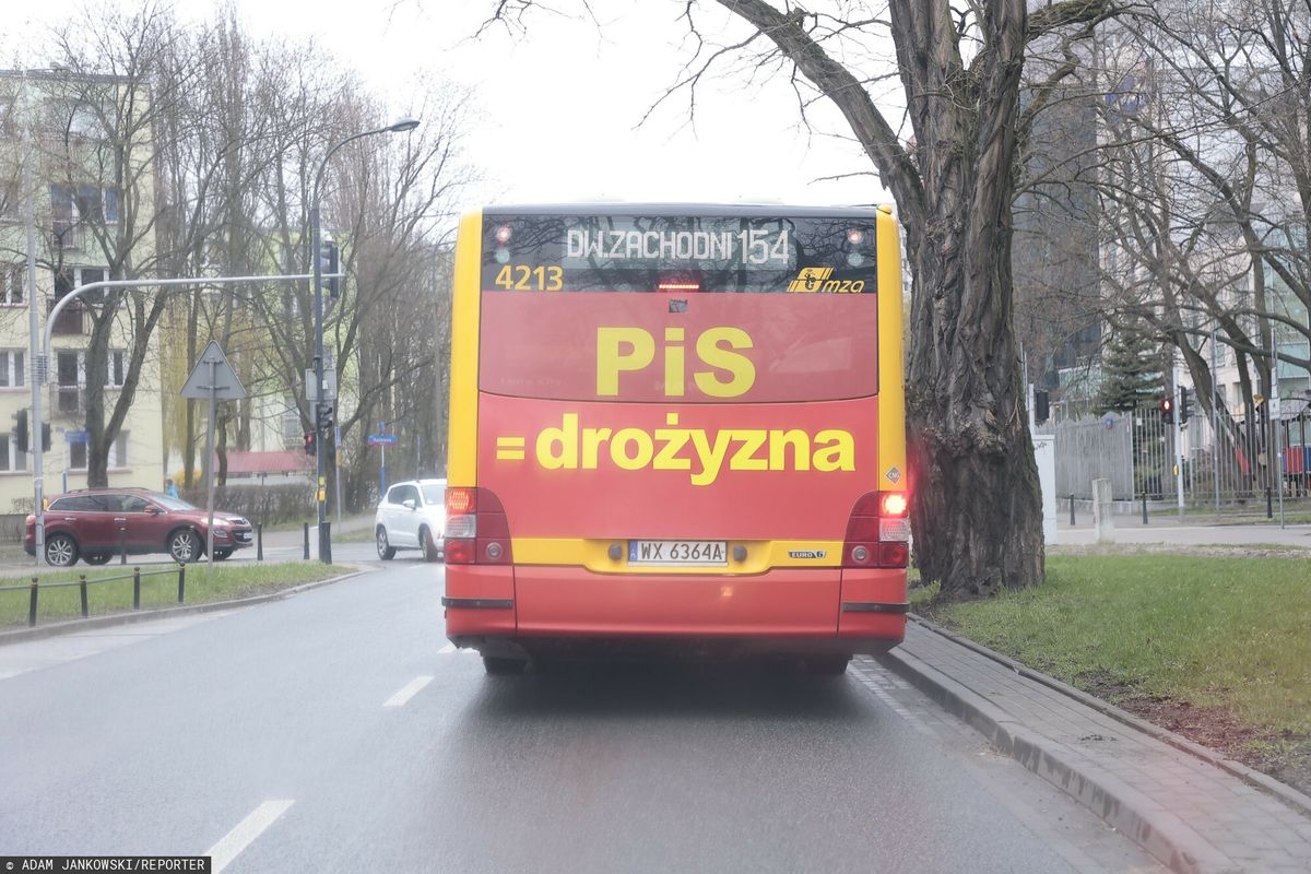 Hasło "PiS = drożyzna" wyklejone zostało na autobusach w wielu miastach w Polsce
