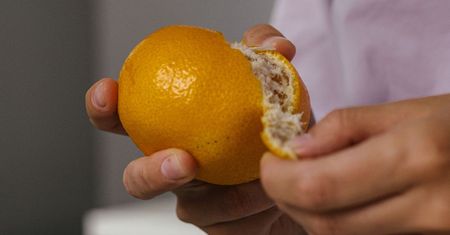 Mandarynki obierz i zasyp cukrem. Efekt końcowy miło cię zaskoczy
