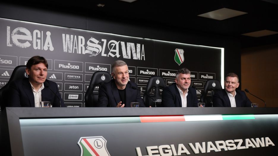 Nowy trener Legii Edward Iordanescu dyrektor sportowy Micha� �ew�akow wiceprezes klubu Marcin Herra rzecznik prasowy Bartosz Zas�awski
Warszawa, 16.06.2025. Od lewej: rzecznik prasowy Legii Bartosz Zas�awski, nowy trener Edward Iordanescu, dyrektor sportowy Micha� �ew�akow i wiceprezes klubu Marcin Herra, podczas konferencji prasowej w Warszawie, 16 bm. Iordanescu zast�pi� Portugalczyka Goncalo Feio. 46-letni rumu�ski szkoleniowiec ostatnio pracowa� jako selekcjoner pi�karskiej reprezentacji tego kraju. (gj) PAP/Leszek Szyma�ski
Leszek Szyma�ski
konferencja, Legia Warszawa, prezentacja nowego trenera Legii