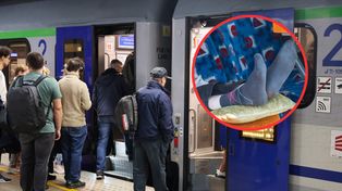 Kładziesz stopy na siedzenie? Konduktor mówi, kiedy to faux pas