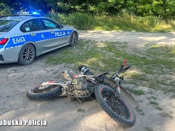 Policyjny pościg za crossem, który nie zatrzymał się do kontroli. Kierowca miał sporo na sumieniu
