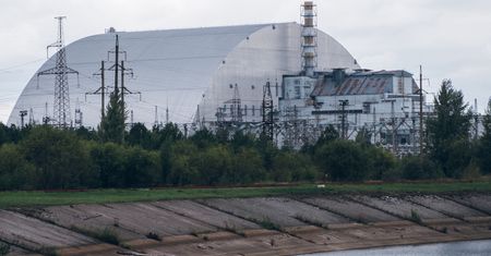 Załoga elektrowni w Czarnobylu pracuje pod lufami rosyjskich karabinów
