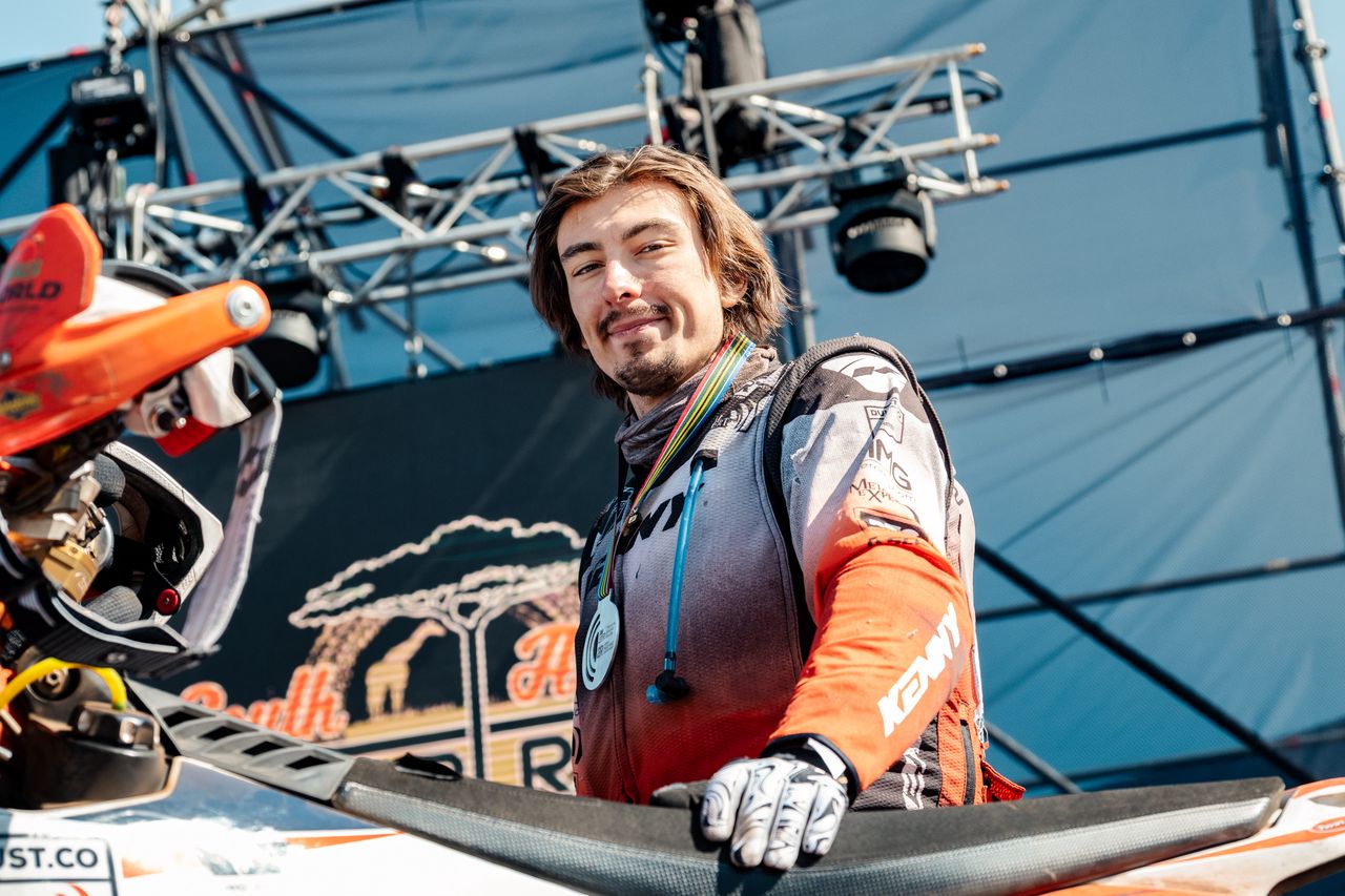 Konrad Dąbrowski w top 5 Rajdu Safari