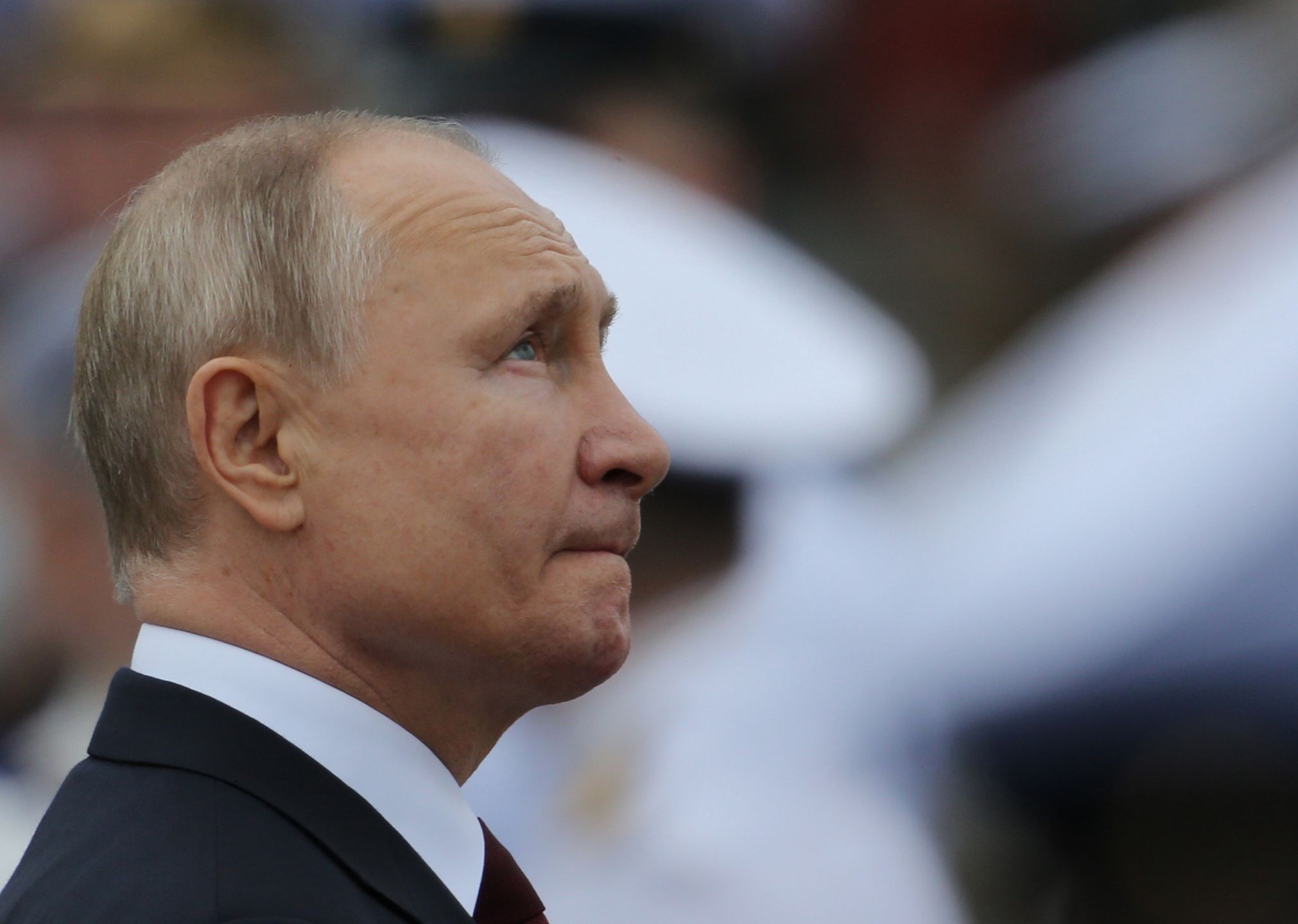 Na zdjęciu Władimir Putin patrzący w górę