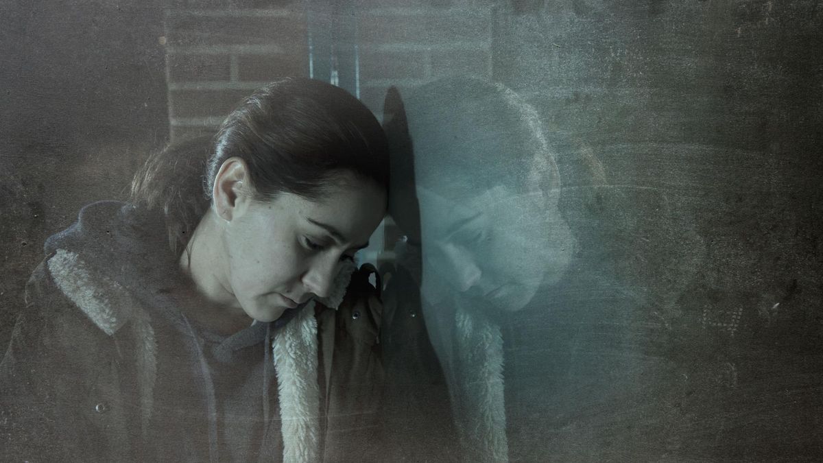 Syndrom sztokholmski objawia się usprawiedliwianiem zachowań oprawcy.